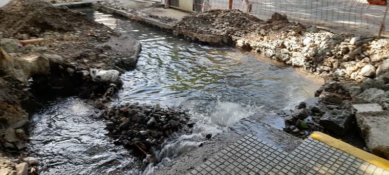 La rotura fue causada por una empresa contratista. Hay un torrente en plena calle y piden precaución para circular. La rotura fue causada por una empresa contratista. Hay un torrente en plena calle y piden precaución para circular.