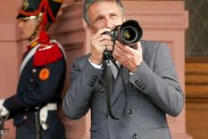 Víctor Bugge Víctor Bugge, fotógrafo presidencial durante los últimos 47 años, anunció su retiro y será homenajeado por el Gobierno.
