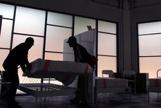 video: luchador alza camas con pacientes de coronavirus para entrenar