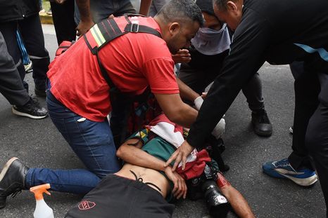 El fotógrafo Pablo Grillo al momento de la agresión. Foto: EFE El fotógrafo Pablo Grillo al momento de la agresión. Foto: EFE