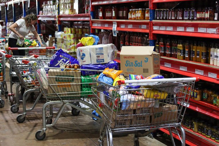 A diferencia de lo que ocurría años atrás, ahora son los ciudadanos chilenos, familias de clase media, quienes atraviesan la cordillera de los Andes en busca de oportunidades y mejores precios Foto: Santiago Tagua