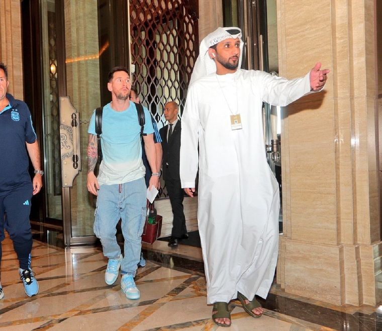 Messi ya se unió al plantel que se concentra en Abu Dhabi. Foto: @Argentina
