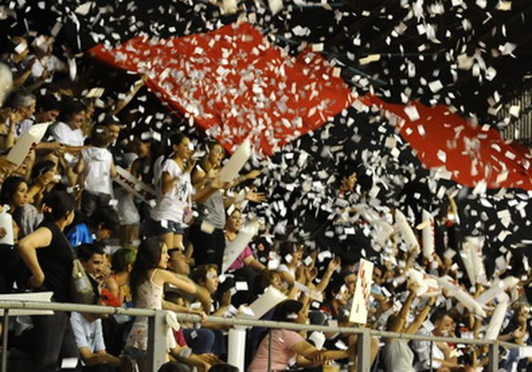 En la tribuna de Atenas comenzó el descontrol. Foto: Alf Ponce/MDZ