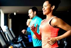 Las personas que realizan los niveles recomendados de actividad física pueden experimentar el mismo beneficio ya sea que las sesiones se realicen a lo largo de la semana o se concentren en menos días, señala el estudio Foto: GETTY IMAGES