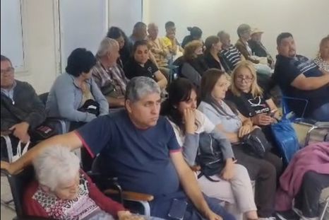 Un grupo de pacientes de una clínica de Mendoza denuncian demoras para ser atendidos en la guardia. Un grupo de pacientes de una clínica de Mendoza denuncian demoras para ser atendidos en la guardia.