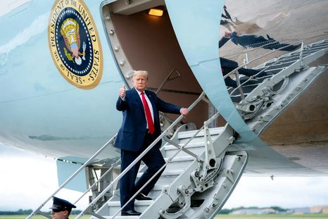 Donald Trump, en las escaleras del Air Force One. Foto: DPA Donald Trump, en las escaleras del Air Force One. Foto: DPA