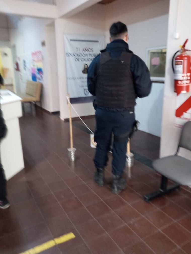 Un uniformado en uno de los establecimientos Foto: Gentileza