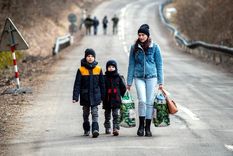 Casi la mitad de los refugiados son niñas y niños. Foto: Político.eu