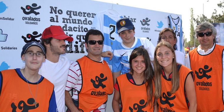 Voluntarios felices: ayudar al comedor Brazos Abiertos es la consigna. Foto: Gentileza