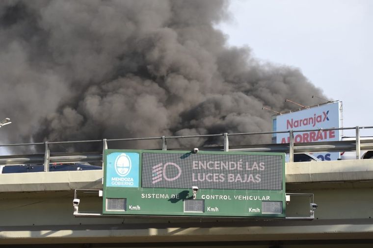 Así se veía el incendio en Ciudad desde el nudo vial Foto: Rodrigo DAngelo / MDZ