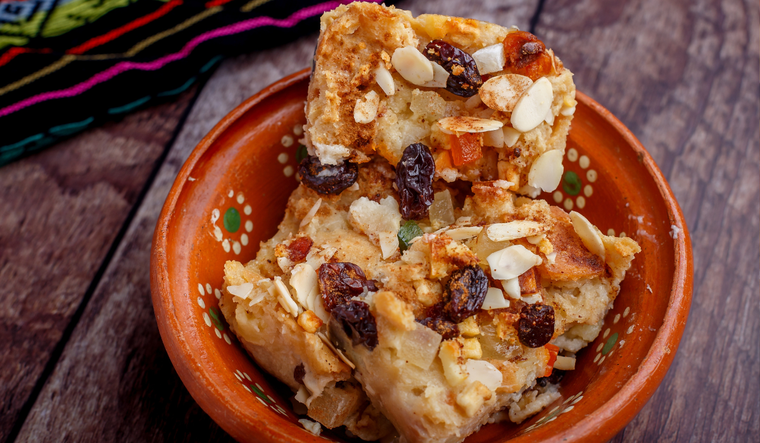 Existen muchas versiones regionales de la receta de capirotada; algunas incluyen coco rallado, pi&ntilde;a o leche condensada, demostrando la creatividad y diversidad de la gastronom&iacute;a mexicana.