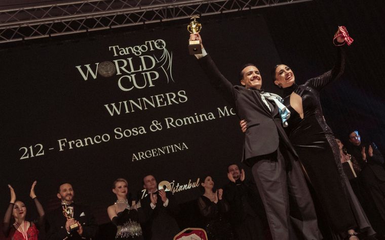 Un abrazo de victoria tras cuatro años de trabajo artístico con el tango en sus venas. Un abrazo de victoria tras cuatro años de trabajo artístico con el tango en sus venas.