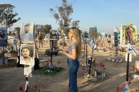 Andrea Bisso en el memorial de las víctimas del Festival Nova, en Israel.