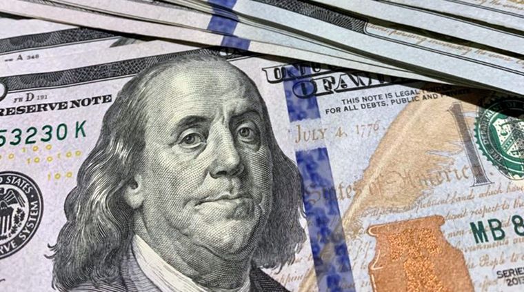 El blue tuvo una reacción alcista tras el triunfo de Milei Foto: ALF PONCE MERCADO / MDZ