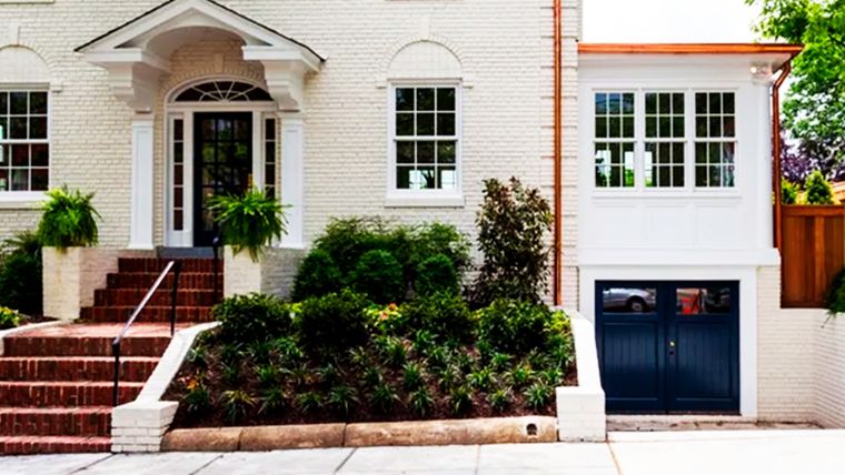 Hacer coincidir el color de la puerta de entrada con la puerta del garage mejora el exterior de la casa si el color elegido para ambos contrasta o es complementario con el color exterior general del inmueble. Foto: Ballard + Mensua Architecture