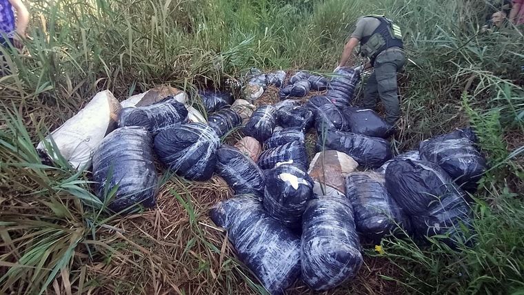 Los bultos con la droga. Foto: Gendarmería Nacional.