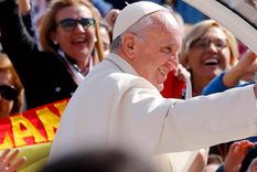 mas de 40.000 personas en el vaticano para el tercer aniversario del papa francisco