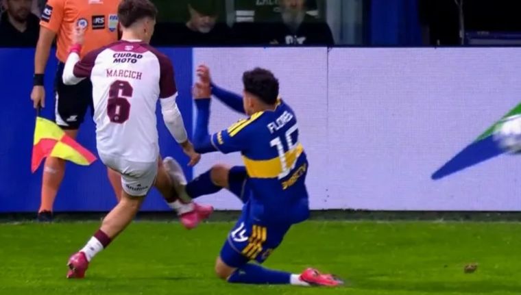 El fuerte planchazo de Leonel Flores a Marcich que podría haber sido expulsión para el jugador de Boca.