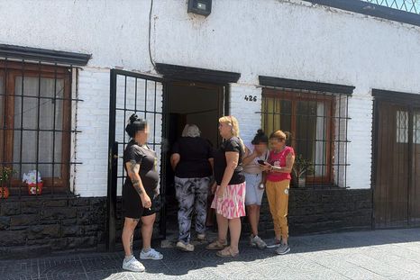 Nélida Rodríguez (de remera negra y falda rosa y blanca), madre de la víctima, habló con MDZ tras el asesinato. Nélida Rodríguez (de remera negra y falda rosa y blanca), madre de la víctima, habló con MDZ tras el asesinato.
