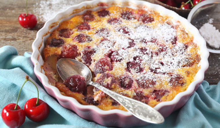 Clafoutis de cerezas: sabor, frescura y tradición en cada bocado Foto: Shutterstock