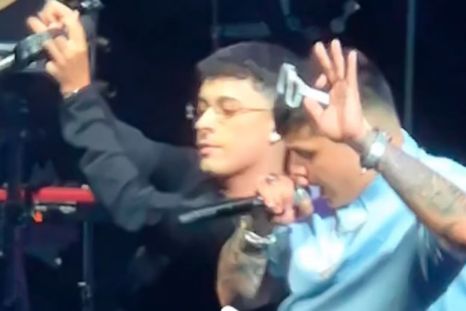 La aparición de Simón Gaete de Los Wachiturros sobre el escenario representó el bloque más inesperado de la noche. / Captura Video X La aparición de Simón Gaete de Los Wachiturros sobre el escenario representó el bloque más inesperado de la noche. / Captura Video X