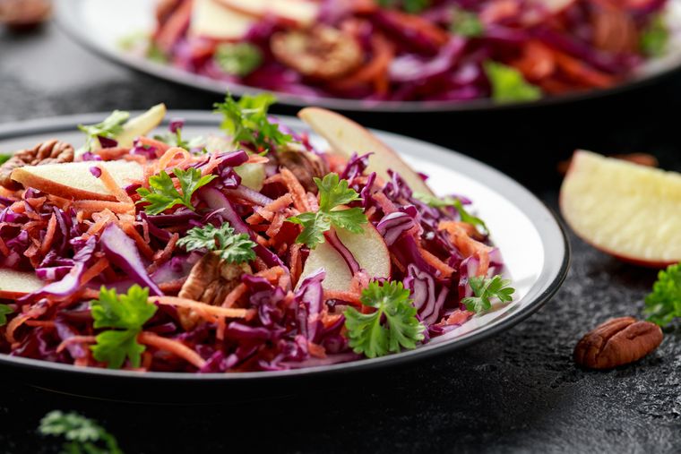 En esta receta, la manzana aporta frescura y ayuda a equilibrar lo cremoso del aderezo. En esta receta, la manzana aporta frescura y ayuda a equilibrar lo cremoso del aderezo.