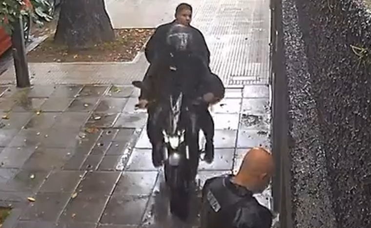 Un repartidor llegó a una casa a entregar un paquete, fue abordado por motochorros y se defendió a los tiros.