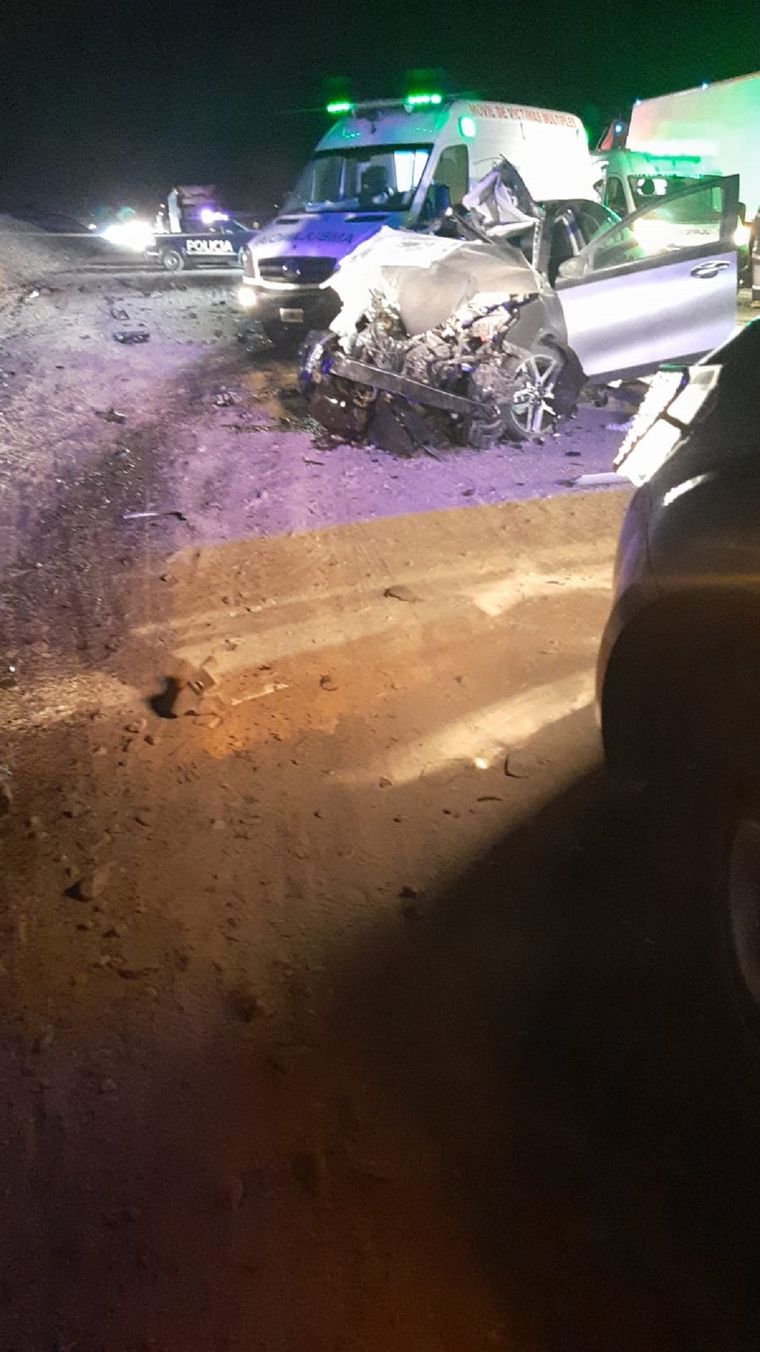 Así quedó el auto en el que viajaban los turistas Foto: Gentileza