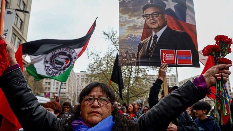 Aunque el gobierno optó por no organizar actos oficiales, amplios sectores de la sociedad chilena recordaron el 53 aniversario del golpe contra Salvador Allende. Aunque el gobierno optó por no organizar actos oficiales, amplios sectores de la sociedad chilena recordaron el 53 aniversario del golpe contra Salvador Allende.