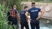 En total hay seis equipos buscando a la mujer arrastrada por la corriente en el Zanjón de los Ciruelos. En total hay seis equipos buscando a la mujer arrastrada por la corriente en el Zanjón de los Ciruelos.