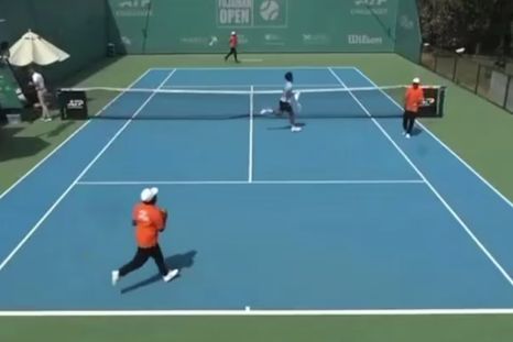 El momento en el que dos tenistas tuvieron que abandonar su partido por un ataque aéreo en Emiratos Árabes. El momento en el que dos tenistas tuvieron que abandonar su partido por un ataque aéreo en Emiratos Árabes.