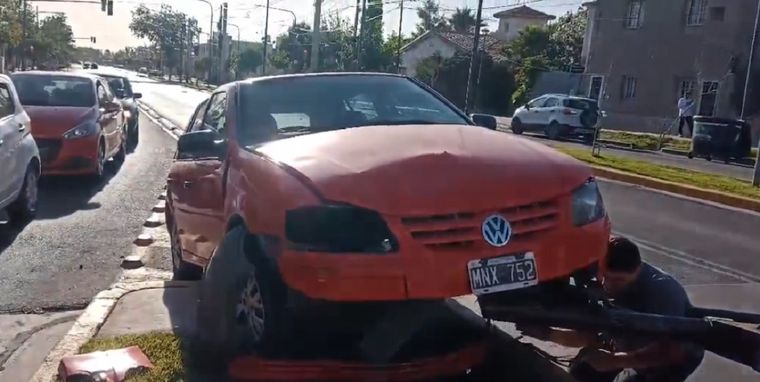 Una conductora se quedó dormida y chocó contra una parada de colectivos Foto: Captura de video