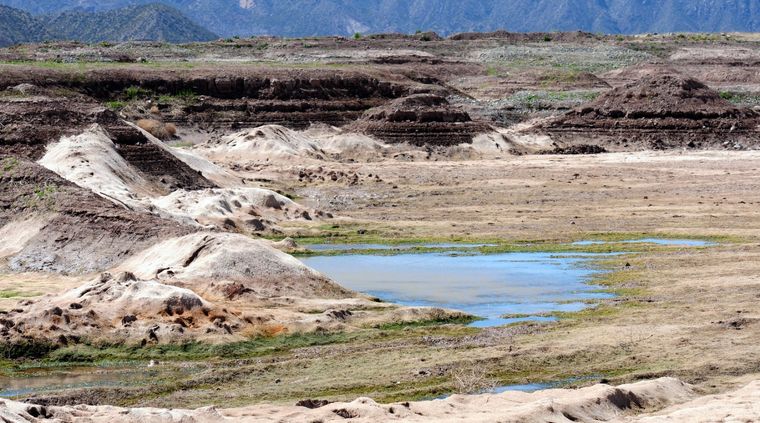El bajo nivel de agua del dique Potrerillos sorprende a los visitantes. Foto: ALF PONCE MERCADO / MDZ