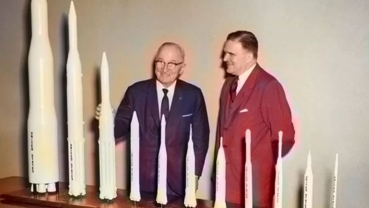 James E. Webb, presentándole una colección de modelos de cohetes al expresidente Harry S. Truman durante una visita presidencial a la entonces recién inaugurada sede de la Nasa. Foto: GETTY IMAGES