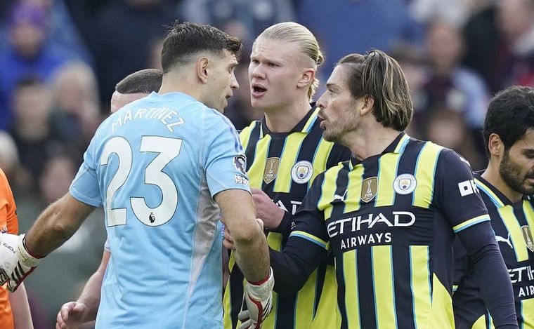 Se conoció la frase que el Dibu le dijo a Grealish, excompañero suyo en el Aston Villa.