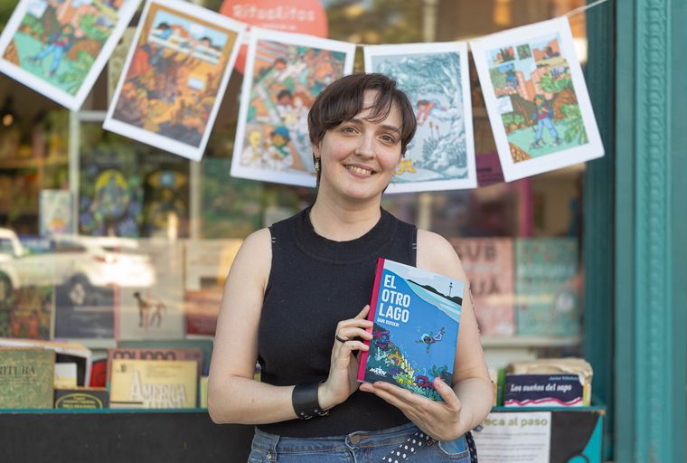 La historietista Dani Ruggeri fue premiada por la publicación de su historieta El Otro Lago (Maten al Mensajero, 2024). La historietista Dani Ruggeri fue premiada por la publicación de su historieta El Otro Lago (Maten al Mensajero, 2024).