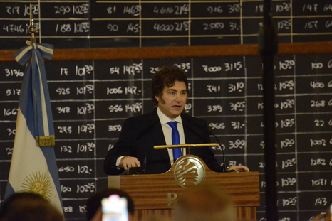 Javier Milei ratificó frente a empresarios en la Bolsa de Comercio que vetará todos los proyectos sancionados por el Senado el jueves pasado. Javier Milei ratificó frente a empresarios en la Bolsa de Comercio que vetará todos los proyectos sancionados por el Senado el jueves pasado.