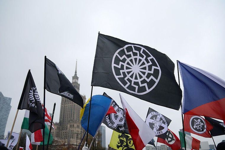 Símbolos como el llamado "Sol Negro", utilizado por movimientos neonazis y de extrema derecha, ya no se observan únicamente en la antigua RDA, sino también en distintas partes de Europa.