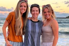 Jyrl (centro) viajó a Hawai con amigas para celebrar que había superado un cáncer de mama y su historia se hizo viral Foto: Instagram @valeriwinnjones