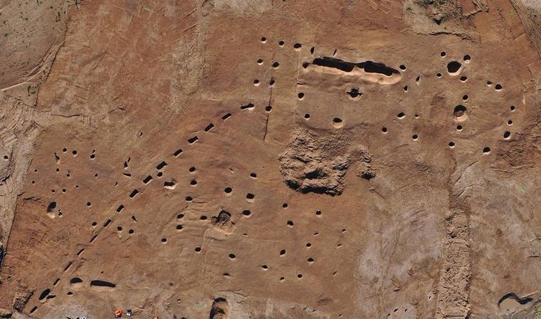 Vista aérea del yacimiento en Onnaing, donde arqueólogos desenterraron más de veinte edificaciones de un asentamiento prehistórico de 3.000 años. Foto: Clément Dournel/INRAP