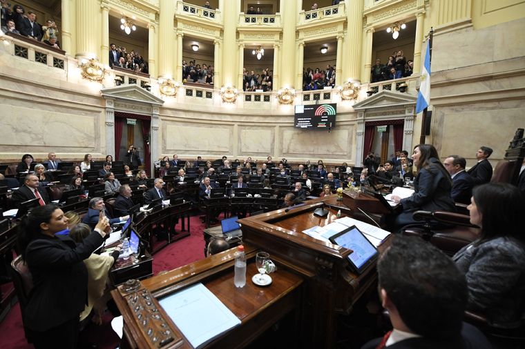 El Senado de la Nación aprobó esta noche la Ley de Bases en general con 37 votos positivos contra 36 negativos, tras el desempate propinado por la vicepresidenta de la nación y titular de la Cámara alta, Victoria Villarruel. Foto: Foto NA: COMUNICACION SENADO El Senado de la Nación aprobó esta noche la Ley de Bases en general con 37 votos positivos contra 36 negativos, tras el desempate propinado por la vicepresidenta de la nación y titular de la Cámara alta, Victoria Villarruel. Foto: Foto NA: COMUNICACION SENADO
