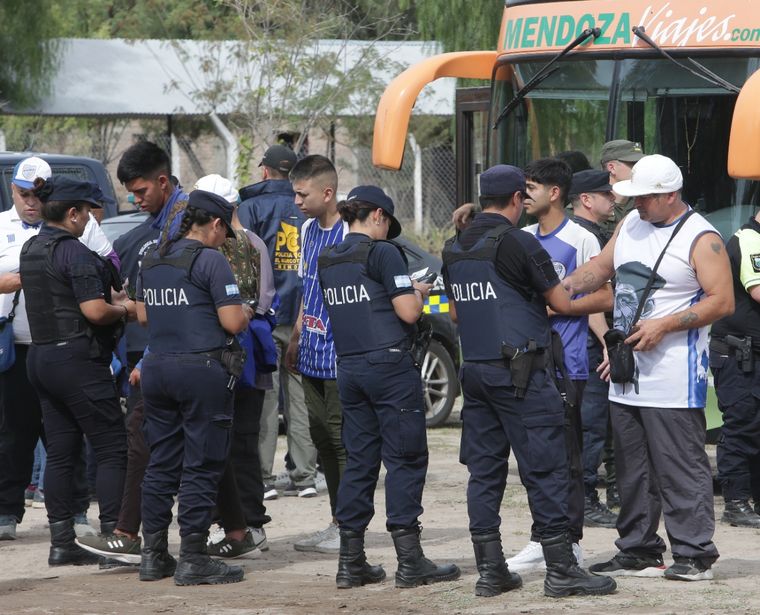 hinchas godoy cruz controles viaje a san luis (36).JPG