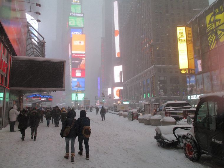 El Times Square de Nueva York bajo nieve.