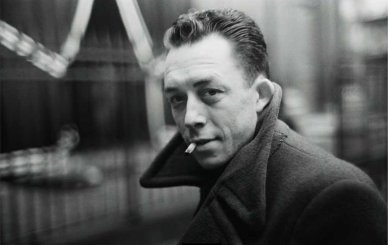 La frase de Albert Camus invita a pensar en la fuerza interior que puede aparecer incluso en medio de una etapa difícil.
