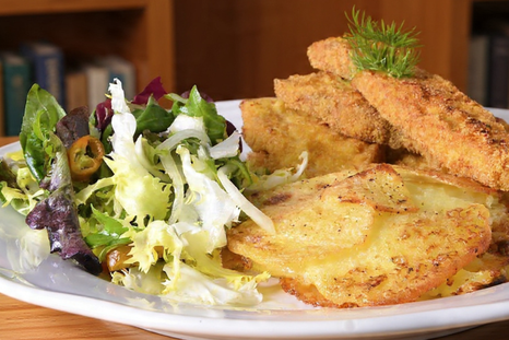 Filet de pescado rebozado con ensalada, la receta perfecta Filet de pescado rebozado con ensalada, la receta perfecta