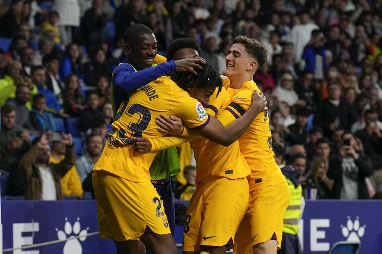 Los jugadores del Barcelona celebran uno de los tantos de la goleada. Foto: EFE