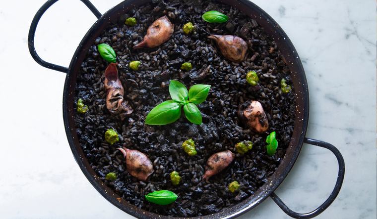 La receta tradicional no lleva aditivos su sabor intenso proviene &uacute;nicamente de la tinta del calamar, el caldo de pescado y los mariscos frescos.