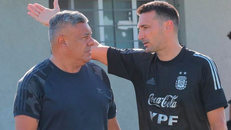 Claudio Tapia y Lionel Scaloni hablan en una práctica. Foto: Redes Sociales