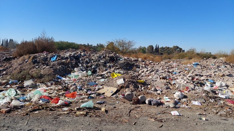 Desde la comuna aseguran que todos los meses limpian el sector sacando aproximadamente 20 camiones de basura. Desde la comuna aseguran que todos los meses limpian el sector sacando aproximadamente 20 camiones de basura.