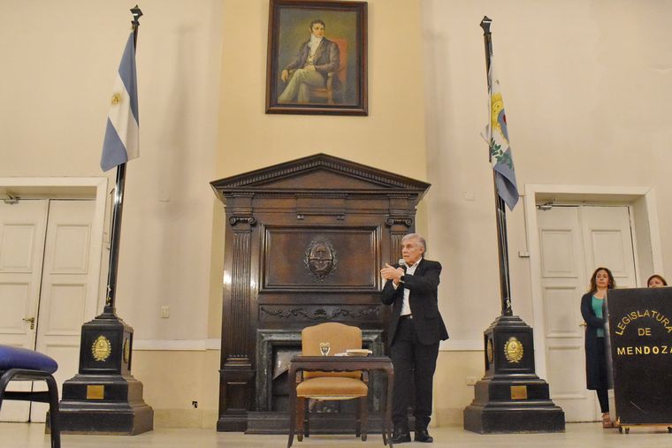 El libro “San Martín, vecino de Mendoza, ciudadano del mundo” fue declarado de interés en la Legislatura. El libro “San Martín, vecino de Mendoza, ciudadano del mundo” fue declarado de interés en la Legislatura.